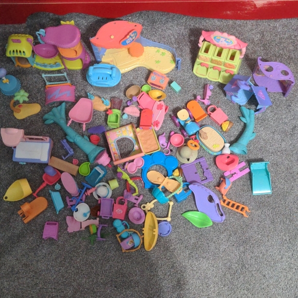 Bundle of littlest pet shops, houses, and accessories - Picture 16 of 17